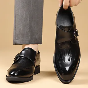 Scarpe Monk strap da uomo in pelle nera con dettagli brogue e trama a coccodrillo