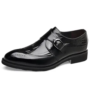 Scarpe Brogue da uomo in pelle nera con cinturino a fibbia e trama in rilievo