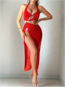 Vue détaillée d'une nuisette rouge dos nu avec anneaux métalliques et fente latérale