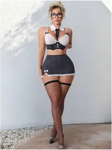 Détail de l'uniforme à mini-jupe rayée avec bordure en dentelle et bas résille