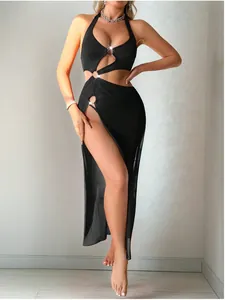 Détail d'une nuisette noire à col licou avec découpes, anneaux métalliques et fente haute