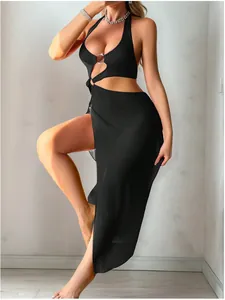 Détail de la robe licou noire avec découpes sexy et détails d'anneaux en métal