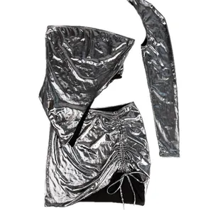 Ensemble 3 pièces argenté métallisé avec crop top, jupe froncée et manche assortie