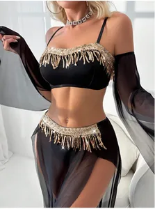 Détail d'une tenue en résille noire avec paillettes dorées et franges de danse
