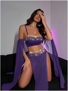 Vue détaillée du costume à paillettes violettes avec jupe en résille fendue et franges