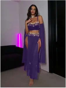 Détail de lingerie exotique violette avec franges à paillettes et jupe en maille fendue