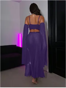 Détail d'un ensemble trois pièces en résille violette avec haut court et jupe fendue