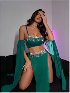 Détails d'un ensemble de lingerie vert foncé avec paillettes dorées et pompons