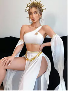 Detail eines griechischen Göttin Kostüms mit goldenem Schlangenkopfschmuck und weißem Kleid