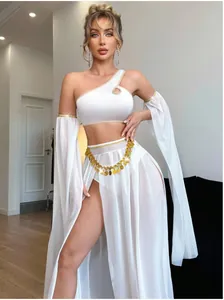 Detail eines weißen griechischen Göttinnenkostüms mit One-Shoulder-Top und Goldkette