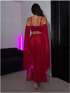 Vue arrière d'un ensemble de lingerie rouge en tulle avec jupe longue transparente