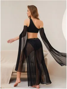 Detail eines schwarzen ägyptischen Göttin-Kostüms mit transparentem Netz und Goldpailletten