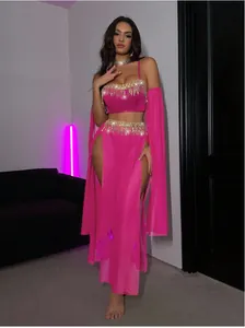 Détail d'un ensemble de lingerie rose avec sequins dorés et fentes latérales hautes