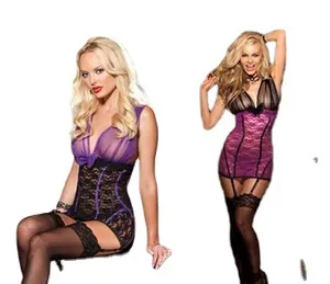 Ensemble lingerie sexy dentelle violet et noir avec porte-jarretelles et bas noirs