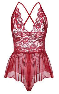 Détail de lingerie en dentelle rouge avec licou et volants en maille transparente