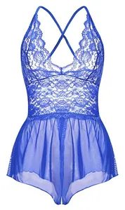 Détail d'un body en dentelle bleu roi avec bretelles croisées et jupe en tulle transparent