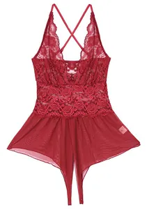 Détail de nuisette rouge en dentelle avec décolleté en V et jupon en voile