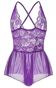 Détail de la dentelle florale violette et du mesh sur cette lingerie sexy