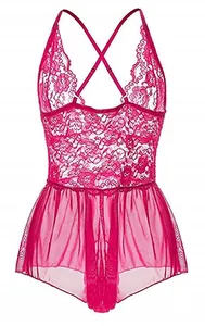 Détail de motifs en dentelle fuchsia et tissu en maille transparente sur la lingerie