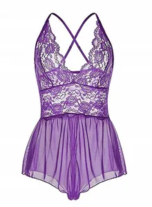 Détail d'un body en dentelle et mesh violet avec motifs floraux et fines bretelles