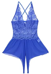 Détail d'un body bleu royal en dentelle avec col en V et jupe en mesh transparent