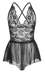Détail de nuisette en dentelle noire avec jupe en tulle et bretelles croisées