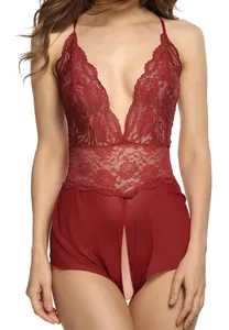 Détail d'un body en dentelle rouge avec décolleté en V profond et entrejambe ouvert