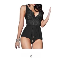 Détail d'un body en dentelle noire avec décolleté en V profond et empiècements en résille