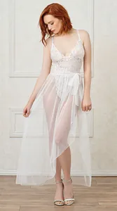 Vue détaillée d'un body en dentelle blanche avec jupe portefeuille en voile transparent