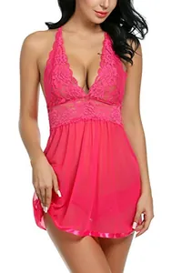 Détail de nuisette babydoll rose rouge avec dentelle florale et jupe en maille transparente