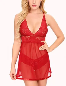 Détail de dentelle florale rouge avec décolleté en V et tulle sur nuisette sexy