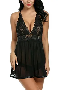 Détail de la couture en dentelle noire et du décolleté en V dos nu en tulle transparent