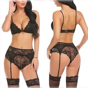 Ensemble lingerie 3 pièces en dentelle noire avec porte-jarretelles et bas assortis