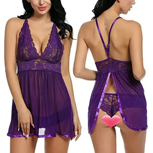 Vue avant et arrière de l'ensemble de lingerie en dentelle violette avec maille et bretelles