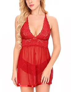 Détail du corsage en dentelle florale rouge et jupe en mesh transparent sur nuisette