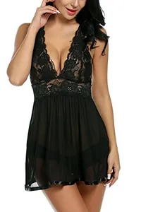 Détail de dentelle noire transparente et résille sur une nuisette sexy à col en V