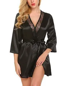 Gros plan d'un peignoir en satin noir avec de la dentelle sur le décolleté en V