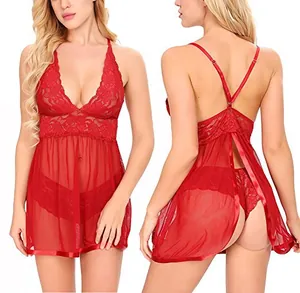 Vue avant et arrière de l'ensemble de lingerie en dentelle rouge et mesh transparent
