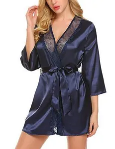 Détail du peignoir en satin bleu foncé montrant la dentelle et le tissu soyeux