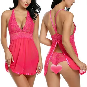 Détail de nuisette en dentelle rose vif avec dos nu et maille transparente sexy
