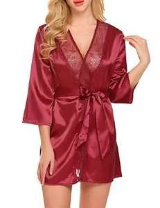 Gros plan du peignoir en satin bordeaux avec de la dentelle sombre élégante au col