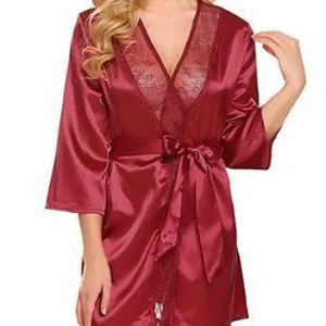 Peignoir en satin bordeaux avec dentelle, col en V profond et ceinture de taille