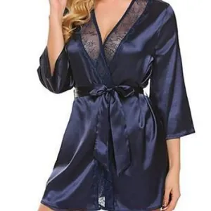 Peignoir élégant en satin bleu marine pour femme avec dentelle et ceinture ajustable