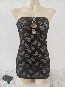 Détail de mini robe en dentelle noire avec strass en forme de cœur sur la découpe du buste