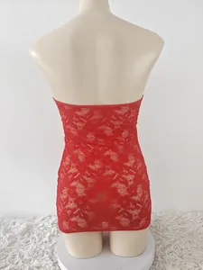 Vue arrière d'une mini-robe en dentelle rouge sur mannequin avec motifs floraux ajourés