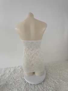 Vue arrière d'une nuisette blanche en dentelle florale ajustée sur un mannequin