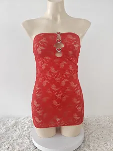 Vue détaillée de la lingerie en dentelle rouge avec trois boucles en strass en forme de cœur