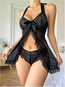Détail d'un ensemble de lingerie sexy en dentelle et mesh noir avec licou et nœud satiné