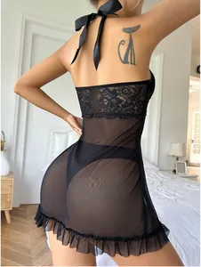 Détail de la nuisette en mesh noir avec dentelle et ruban élégant en satin au cou