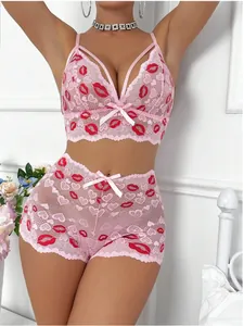 Détails de lingerie en dentelle rose avec broderies de lèvres rouges et motifs de cœurs